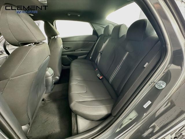 Hyundai Elantra Vehicle Full-screen Gallery Image 26