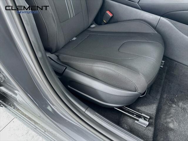 Hyundai Elantra Vehicle Full-screen Gallery Image 27