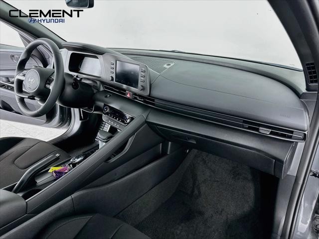 Hyundai Elantra Vehicle Full-screen Gallery Image 28