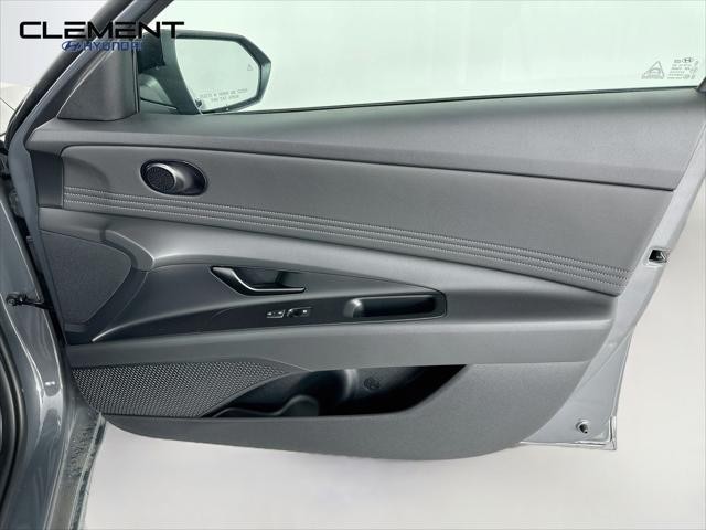 Hyundai Elantra Vehicle Full-screen Gallery Image 29