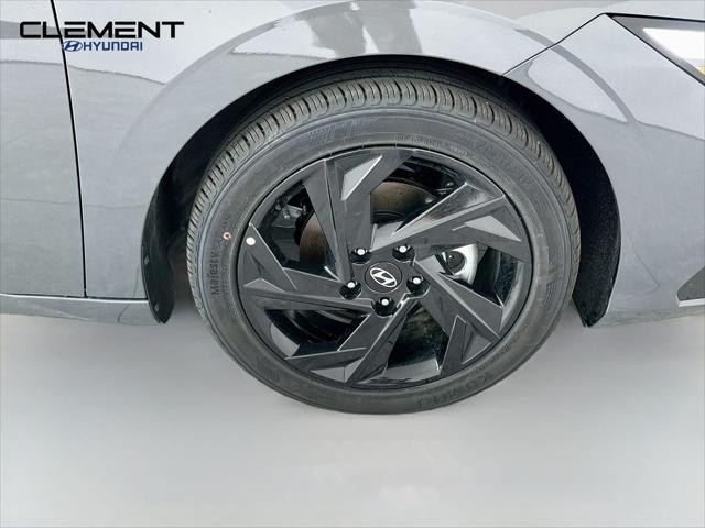 Hyundai Elantra Vehicle Full-screen Gallery Image 30