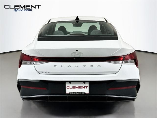 Hyundai Elantra Vehicle Full-screen Gallery Image 7