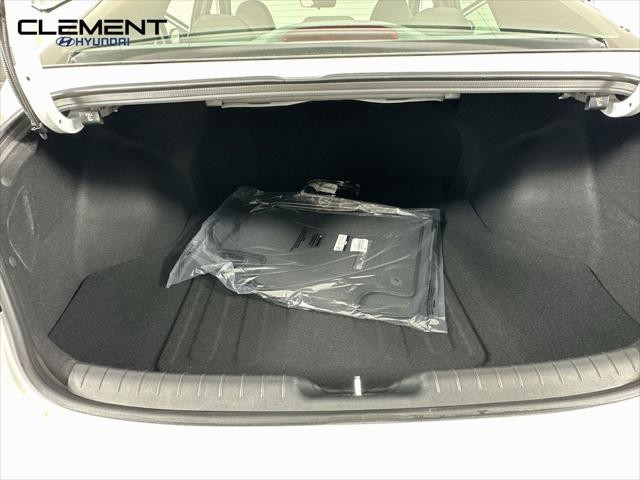 Hyundai Elantra Vehicle Full-screen Gallery Image 9