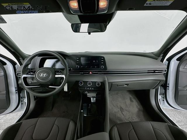 Hyundai Elantra Vehicle Full-screen Gallery Image 11