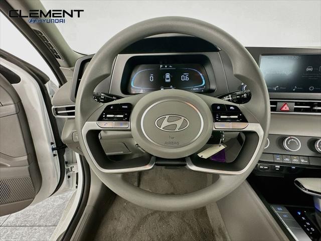 Hyundai Elantra Vehicle Full-screen Gallery Image 13
