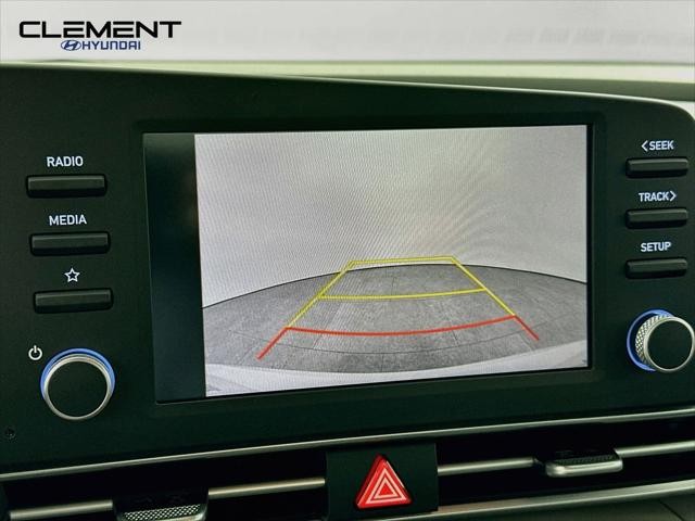 Hyundai Elantra Vehicle Full-screen Gallery Image 18