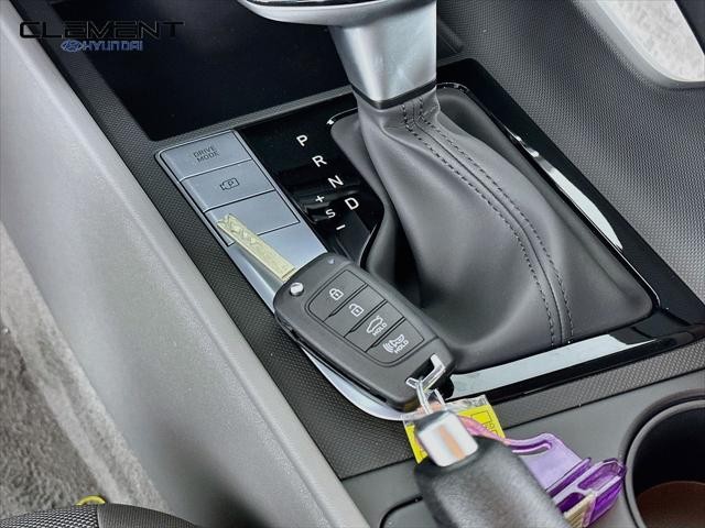 Hyundai Elantra Vehicle Full-screen Gallery Image 20