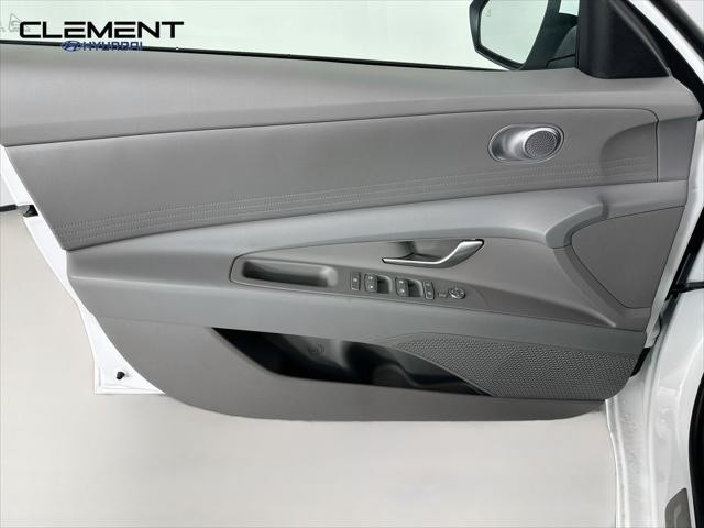 Hyundai Elantra Vehicle Full-screen Gallery Image 22