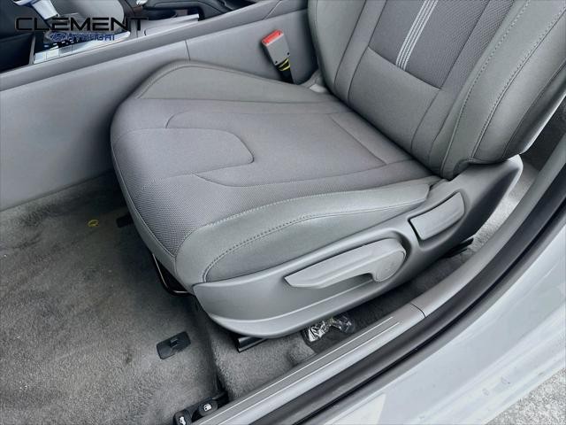 Hyundai Elantra Vehicle Full-screen Gallery Image 23