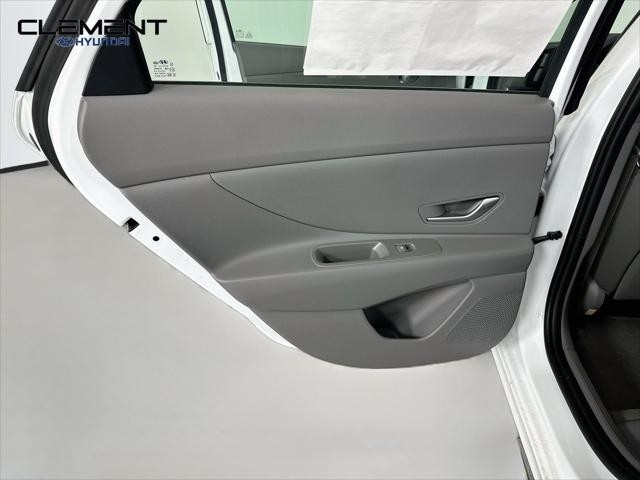 Hyundai Elantra Vehicle Full-screen Gallery Image 25