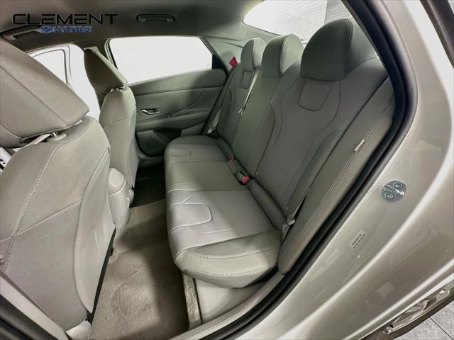 Hyundai Elantra Vehicle Full-screen Gallery Image 26