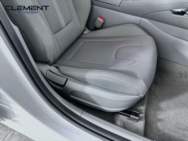 Hyundai Elantra Vehicle Full-screen Gallery Image 27