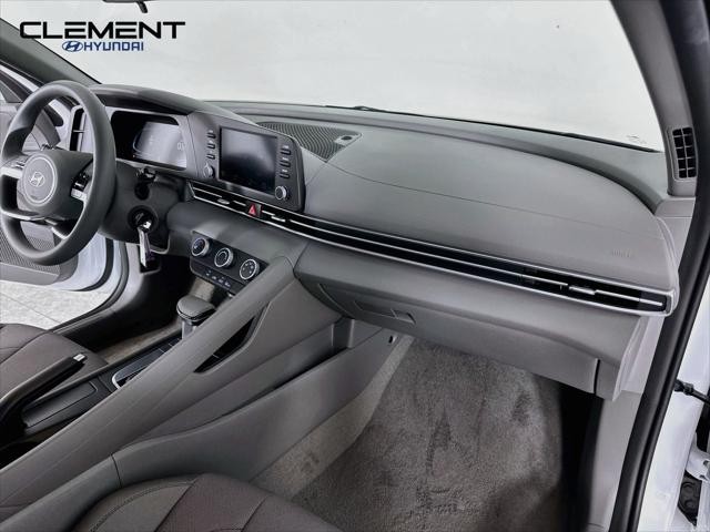 Hyundai Elantra Vehicle Full-screen Gallery Image 28