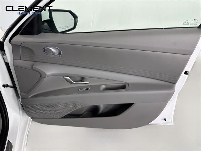 Hyundai Elantra Vehicle Full-screen Gallery Image 29