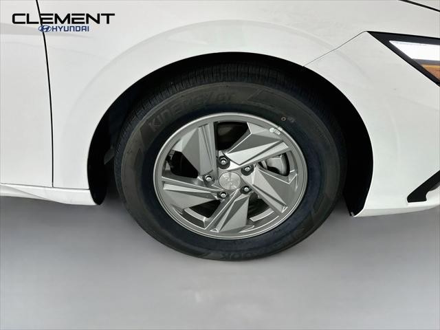 Hyundai Elantra Vehicle Full-screen Gallery Image 30