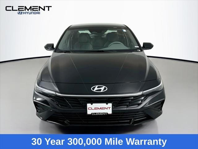 Hyundai Elantra Vehicle Full-screen Gallery Image 2