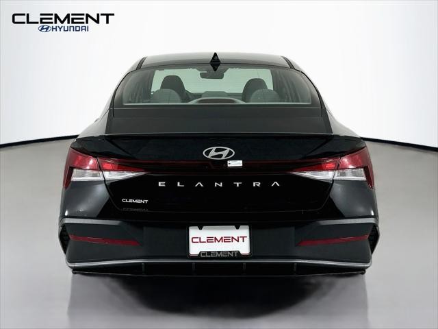 Hyundai Elantra Vehicle Full-screen Gallery Image 7