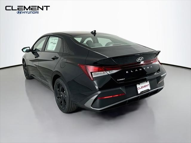 Hyundai Elantra Vehicle Full-screen Gallery Image 8