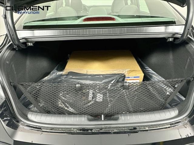 Hyundai Elantra Vehicle Full-screen Gallery Image 9