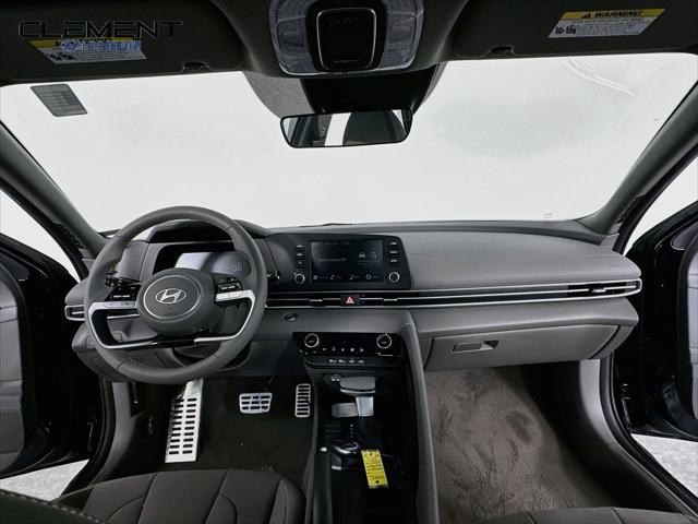 Hyundai Elantra Vehicle Full-screen Gallery Image 11
