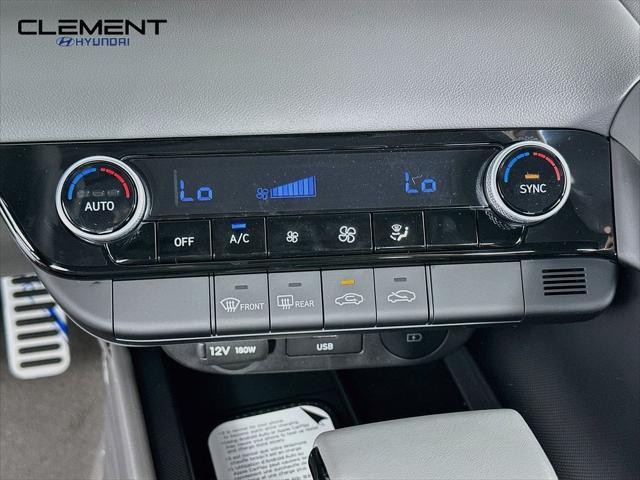 Hyundai Elantra Vehicle Full-screen Gallery Image 19