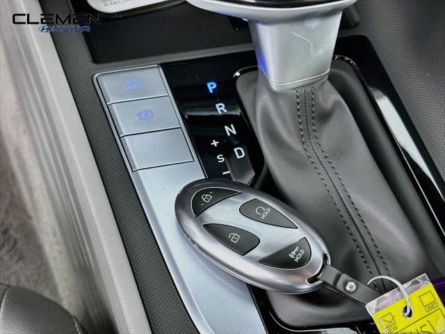 Hyundai Elantra Vehicle Full-screen Gallery Image 20