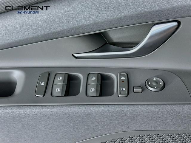 Hyundai Elantra Vehicle Full-screen Gallery Image 21