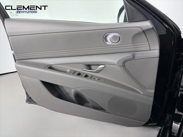 Hyundai Elantra Vehicle Full-screen Gallery Image 22