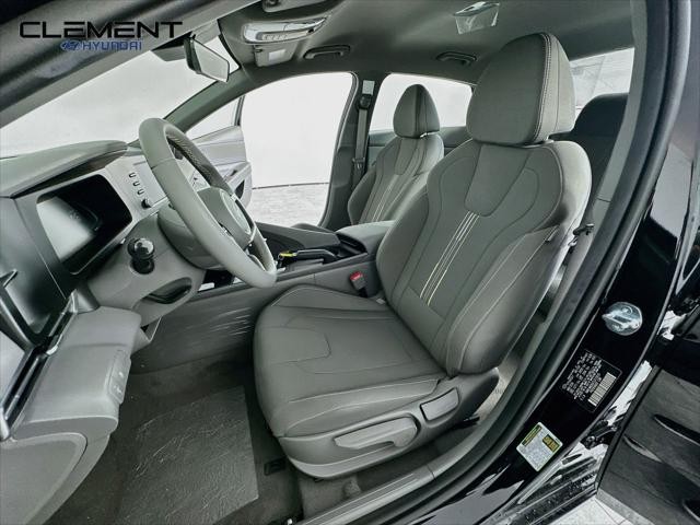 Hyundai Elantra Vehicle Full-screen Gallery Image 24