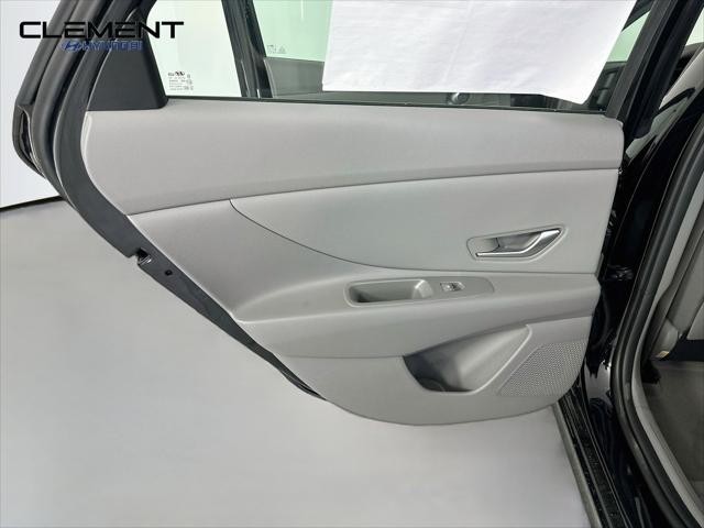 Hyundai Elantra Vehicle Full-screen Gallery Image 25