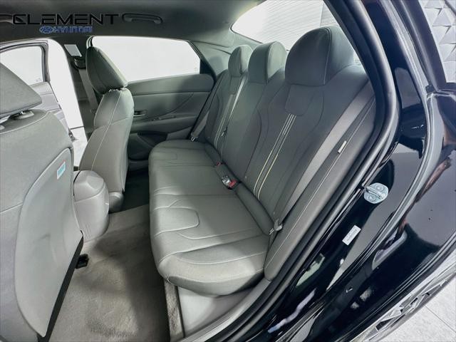 Hyundai Elantra Vehicle Full-screen Gallery Image 26