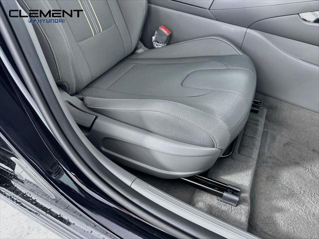 Hyundai Elantra Vehicle Full-screen Gallery Image 27