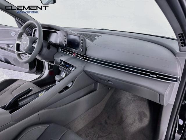 Hyundai Elantra Vehicle Full-screen Gallery Image 28