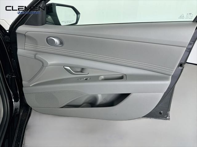 Hyundai Elantra Vehicle Full-screen Gallery Image 29