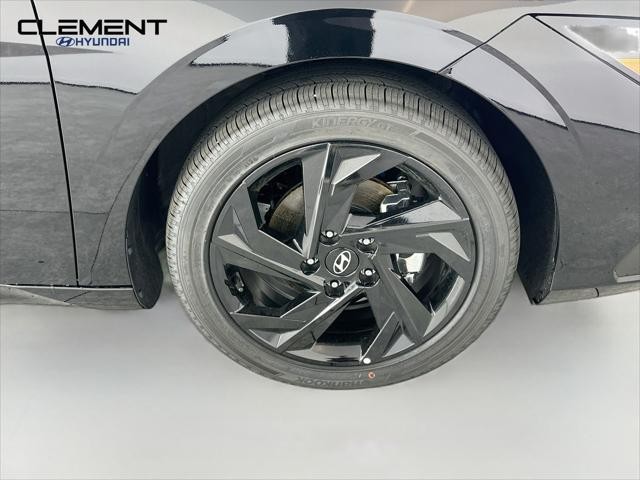 Hyundai Elantra Vehicle Full-screen Gallery Image 30