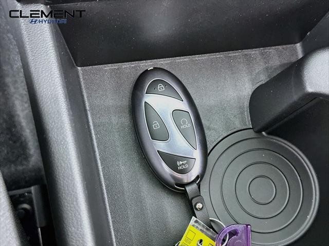 Hyundai Kona Vehicle Full-screen Gallery Image 21