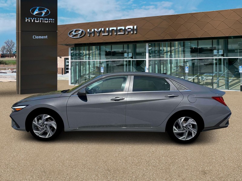 Hyundai Elantra Vehicle Full-screen Gallery Image 3