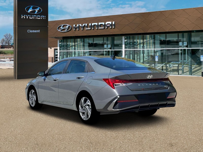 Hyundai Elantra Vehicle Full-screen Gallery Image 4