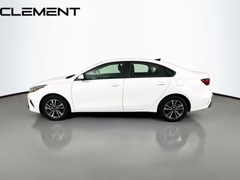 Kia Forte Vehicle Full-screen Gallery Image 6