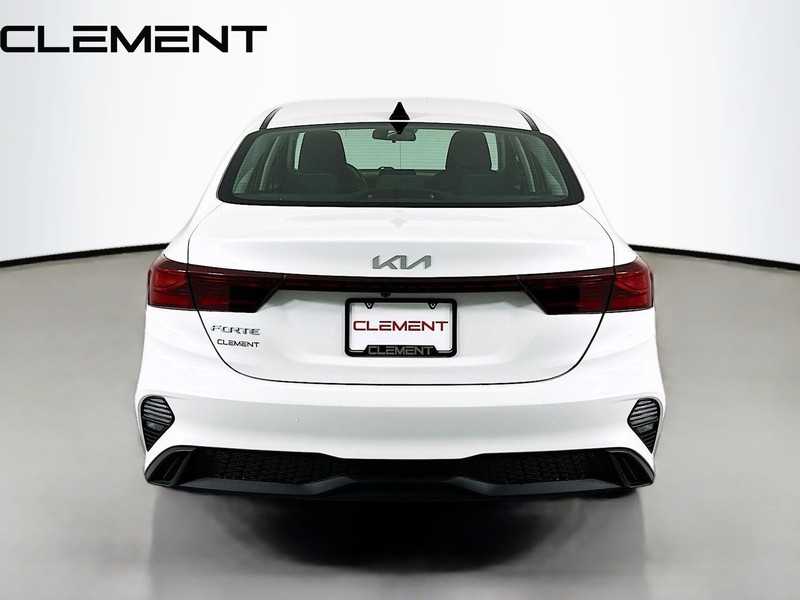 Kia Forte Vehicle Full-screen Gallery Image 8