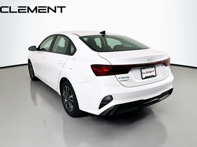 Kia Forte Vehicle Full-screen Gallery Image 10