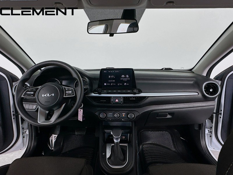 Kia Forte Vehicle Full-screen Gallery Image 12
