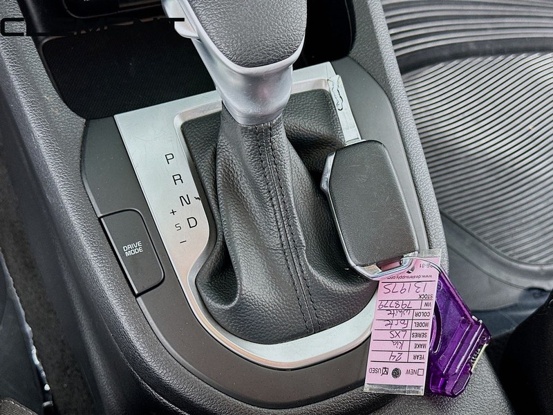 Kia Forte Vehicle Full-screen Gallery Image 23