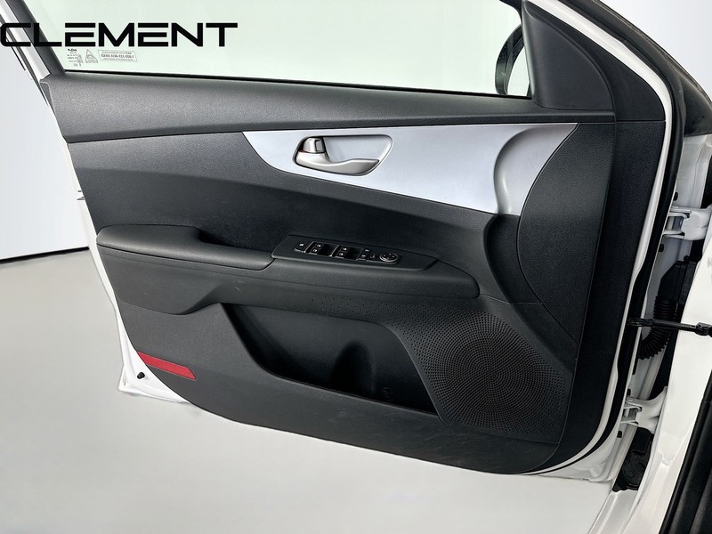 Kia Forte Vehicle Full-screen Gallery Image 25