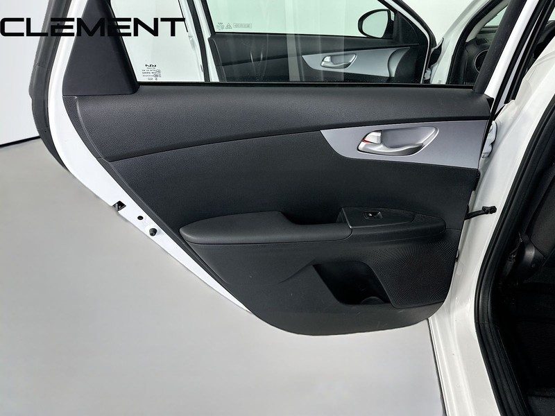Kia Forte Vehicle Full-screen Gallery Image 29