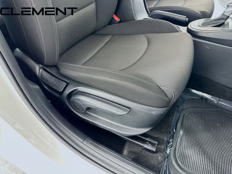Kia Forte Vehicle Full-screen Gallery Image 32