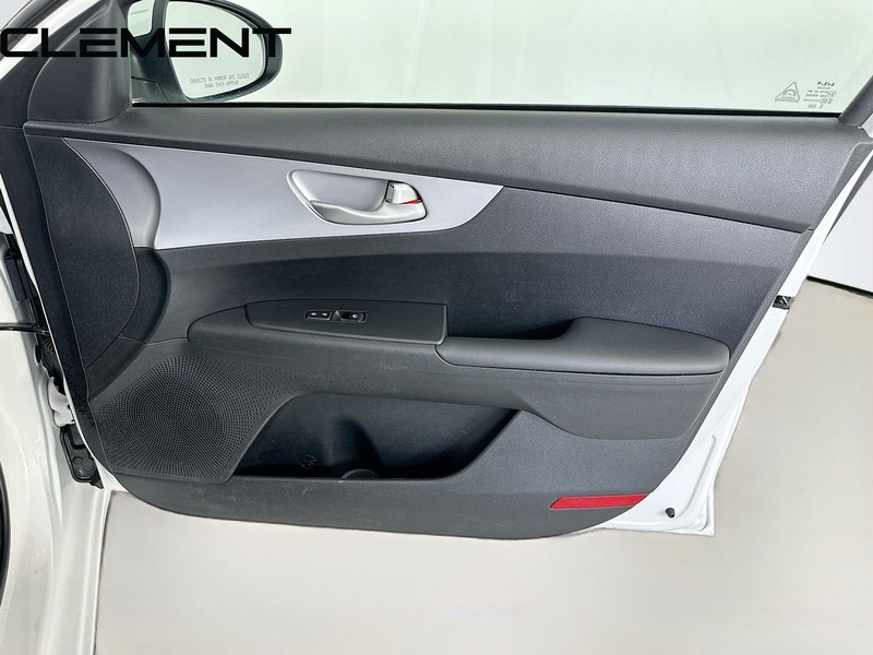 Kia Forte Vehicle Full-screen Gallery Image 34
