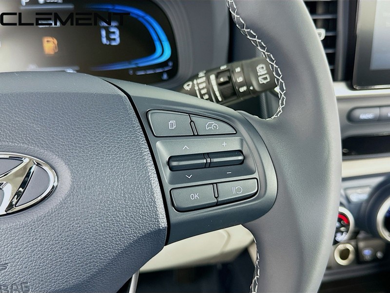 Hyundai Venue Vehicle Full-screen Gallery Image 17