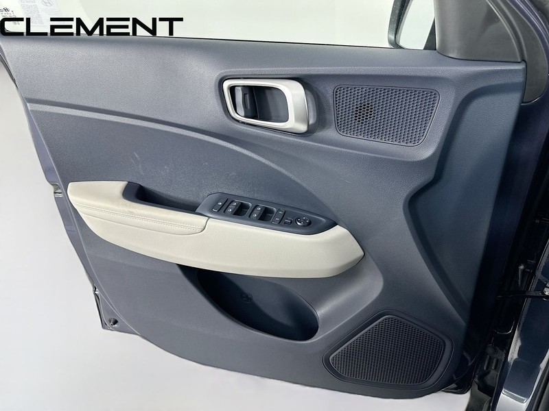 Hyundai Venue Vehicle Full-screen Gallery Image 27