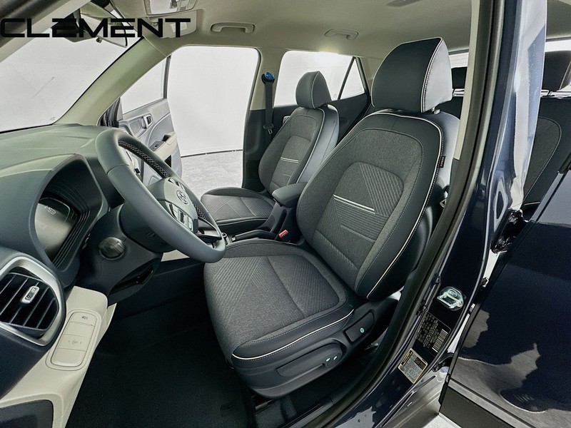 Hyundai Venue Vehicle Full-screen Gallery Image 29